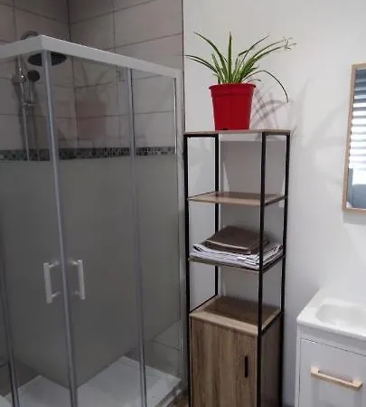 Best Location, Near Stadium And City Center - 1 Single Bed Plus 1 Additional Bed *